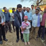 जालौन के बरखेरा में जिलाधिकारी राजेश कुमार पाण्डेय कक्षा 3 की छात्रा वेदिका से पहाड़े सुनते हुए और उसे प्रोत्साहित करते हुए