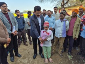 जालौन के बरखेरा में जिलाधिकारी राजेश कुमार पाण्डेय कक्षा 3 की छात्रा वेदिका से पहाड़े सुनते हुए और उसे प्रोत्साहित करते हुए