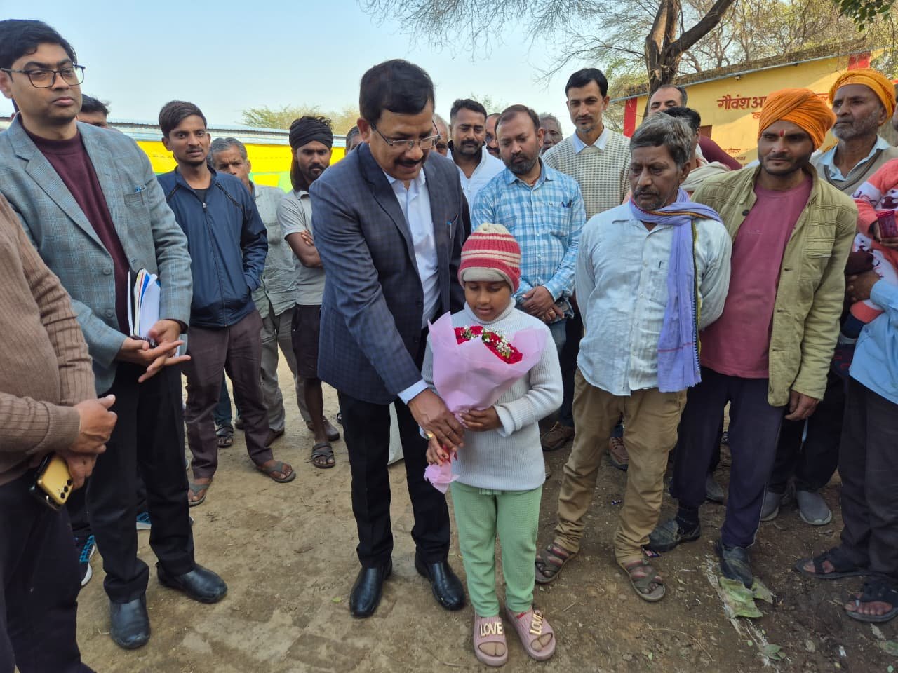 जालौन के बरखेरा में जिलाधिकारी राजेश कुमार पाण्डेय कक्षा 3 की छात्रा वेदिका से पहाड़े सुनते हुए और उसे प्रोत्साहित करते हुए