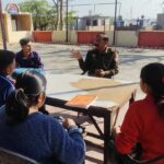 जालौन के कोंच कोतवाली में स्टूडेंट पुलिस एक्सपीरिएंशियल लर्निंग कार्यक्रम के दौरान पुलिस अधिकारी से प्रशिक्षण लेते छात्र-छात्राएं