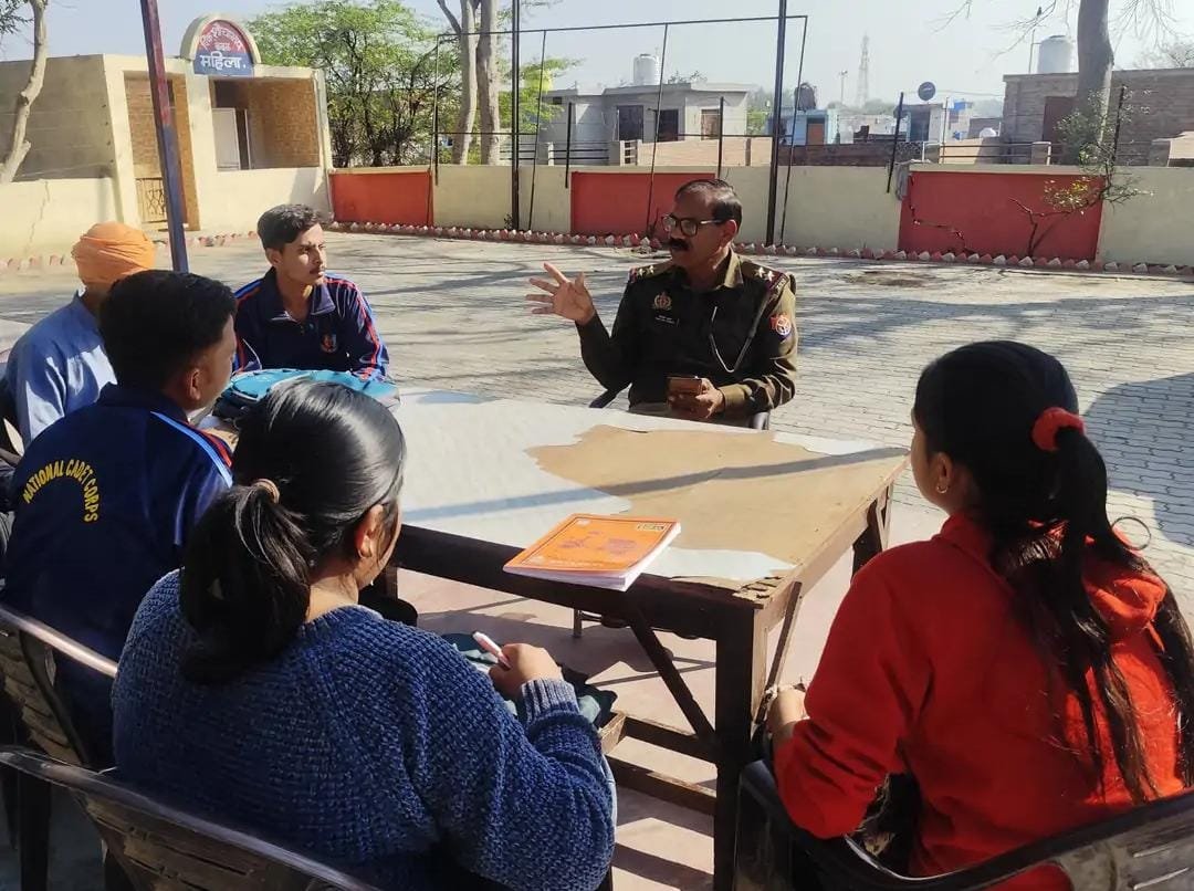 जालौन के कोंच कोतवाली में स्टूडेंट पुलिस एक्सपीरिएंशियल लर्निंग कार्यक्रम के दौरान पुलिस अधिकारी से प्रशिक्षण लेते छात्र-छात्राएं