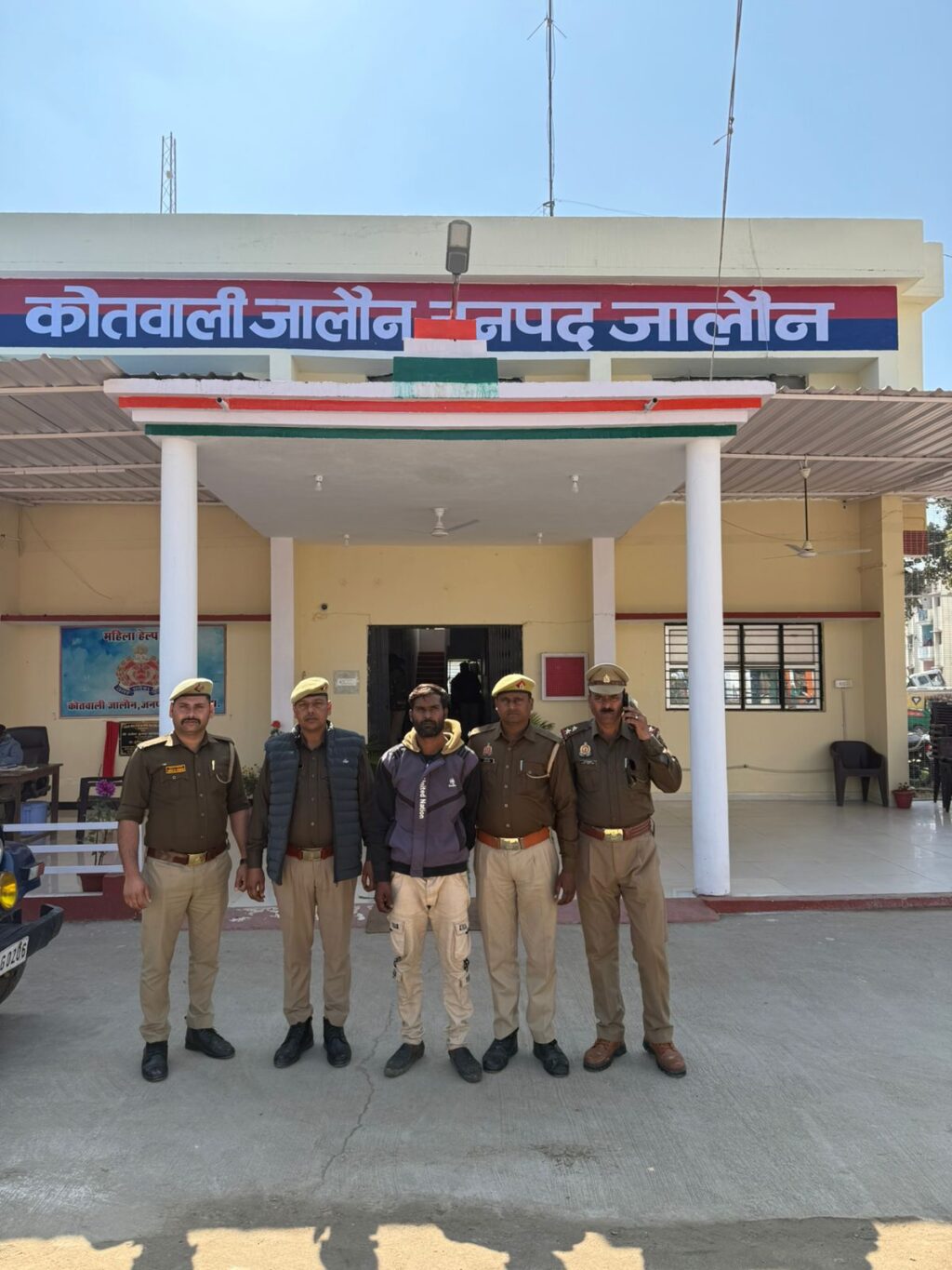 जालौन पुलिस की गिरफ्त में हरकौती हत्याकांड का आरोपी छत्रपाल, साथ में बरामद किए गए कपड़े और पुलिस टीम