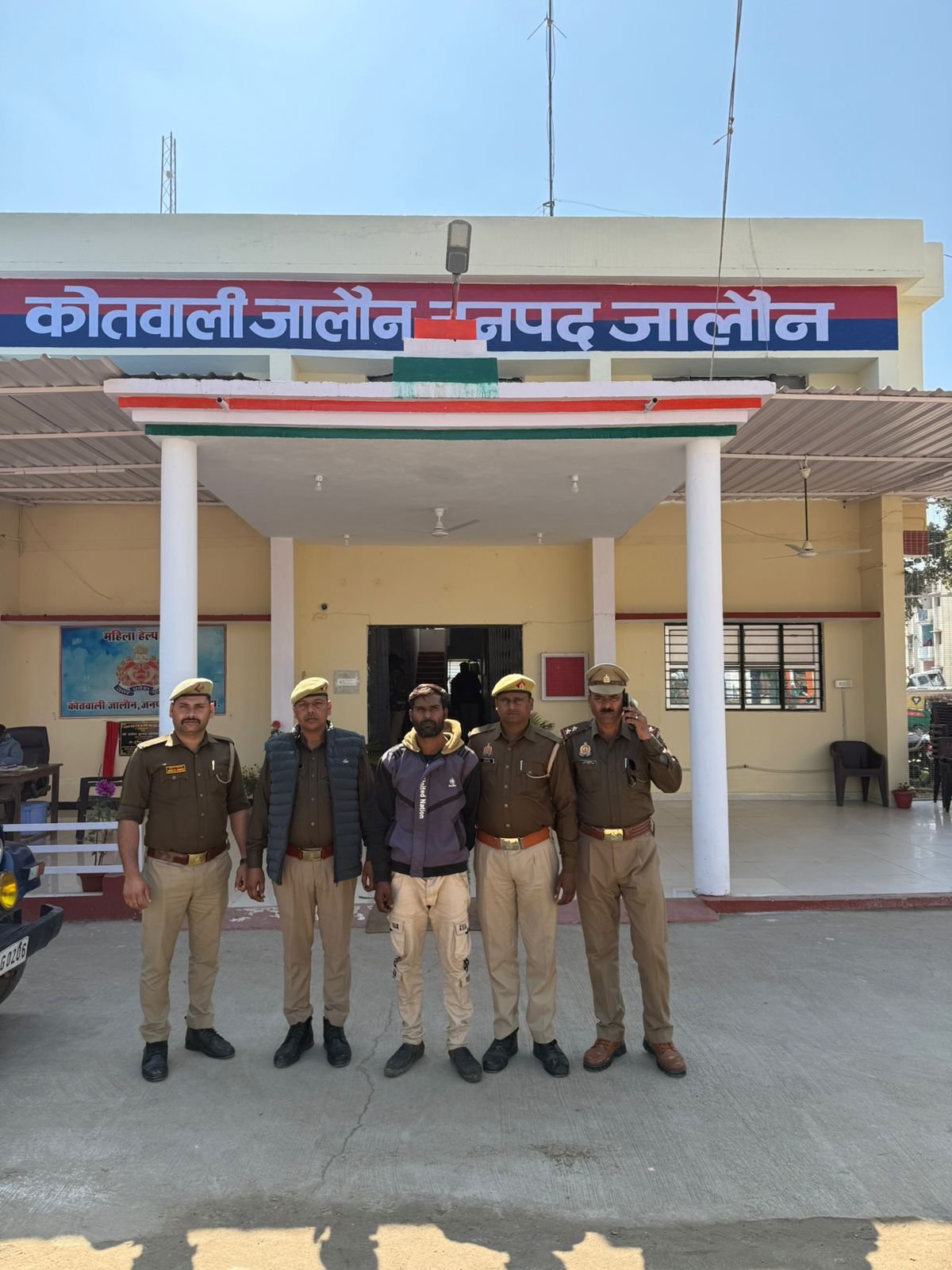 जालौन पुलिस की गिरफ्त में हरकौती हत्याकांड का आरोपी छत्रपाल, साथ में बरामद किए गए कपड़े और पुलिस टीम