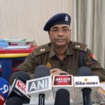 उरई कोतवाली पुलिस स्टेशन के बाहर का दृश्य जहाँ दुष्कर्म मामले में पुलिस जांच और दोहरे आधार कार्ड का मामला सामने आया है