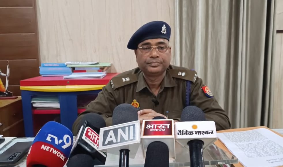 उरई कोतवाली पुलिस स्टेशन के बाहर का दृश्य जहाँ दुष्कर्म मामले में पुलिस जांच और दोहरे आधार कार्ड का मामला सामने आया है