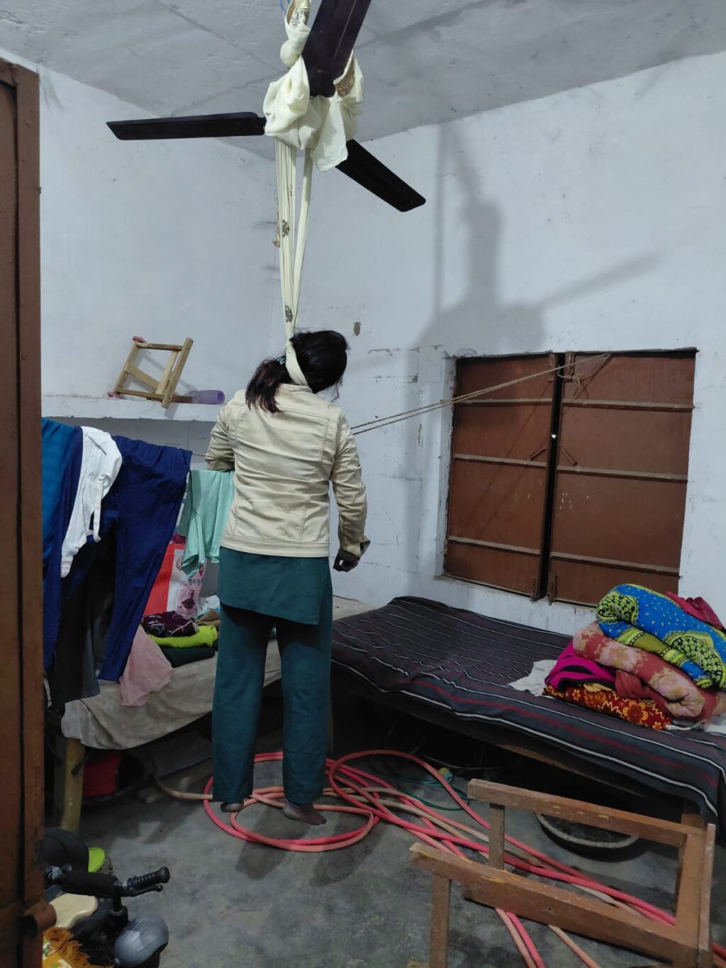 जालौन के पंडित परशुराम द्विवेदी महाविद्यालय के हॉस्टल रूम का दृश्य जहाँ पुलिस टीम जांच कर रही है