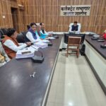 उरई कलेक्ट्रेट सभागार में मान्यता प्राप्त राजनीतिक दलों के प्रतिनिधियों के साथ बैठक करते उपजिला निर्वाचन अधिकारी संजय कुमार और उपस्थित नेतागण