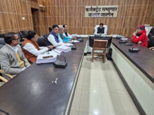 उरई कलेक्ट्रेट सभागार में मान्यता प्राप्त राजनीतिक दलों के प्रतिनिधियों के साथ बैठक करते उपजिला निर्वाचन अधिकारी संजय कुमार और उपस्थित नेतागण