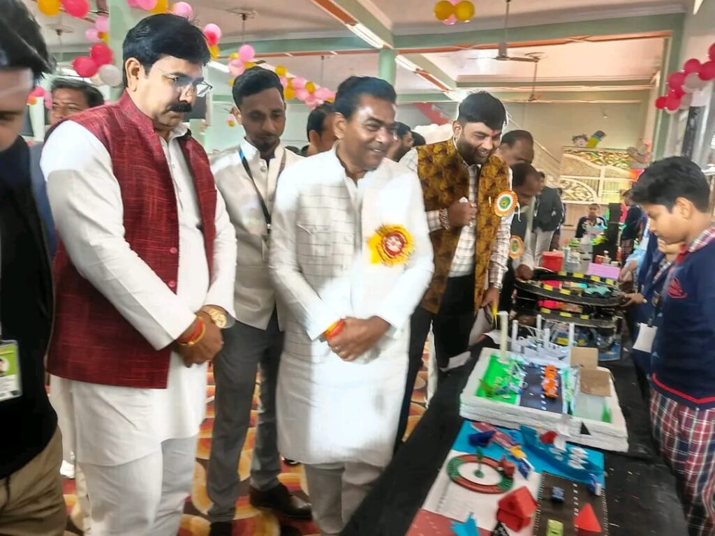 मदर्स प्राइड पब्लिक स्कूल कोंच में विज्ञान प्रदर्शनी के दौरान छात्र-छात्राओं द्वारा बनाए गए मॉडलों का निरीक्षण करते विधायक मूलचंद्र निरंजन और पालिकाध्यक्ष प्रदीप गुप्ता