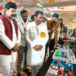 मदर्स प्राइड पब्लिक स्कूल कोंच में विज्ञान प्रदर्शनी के दौरान छात्र-छात्राओं द्वारा बनाए गए मॉडलों का निरीक्षण करते विधायक मूलचंद्र निरंजन और पालिकाध्यक्ष प्रदीप गुप्ता