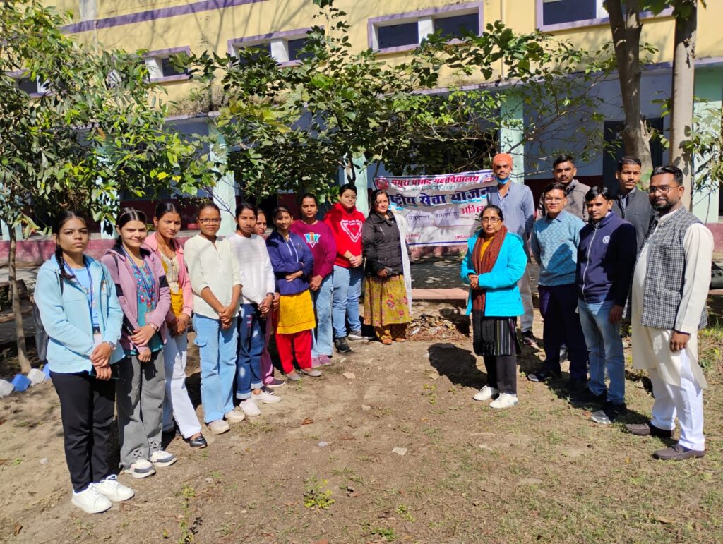 कोंच के मथुरा प्रसाद स्नातकोत्तर महाविद्यालय में एनएसएस स्वयंसेवकों और प्राध्यापकों द्वारा आयोजित मतदाता जागरूकता संगोष्ठी का एक दृश्य