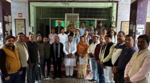 मथुरा प्रसाद महाविद्यालय कोंच में आयोजित भाजपा के मतदाता पंजीकरण शिविर के दौरान छात्र-छात्राओं को फॉर्म वितरित करते विधायक मूलचंद्र निरंजन और भाजपा पदाधिकारी