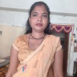 जालौन के उरई में वैवाहिक विवाद से परेशान महिला के घर के बाहर जुटी भीड़ और शोकाकुल परिजन