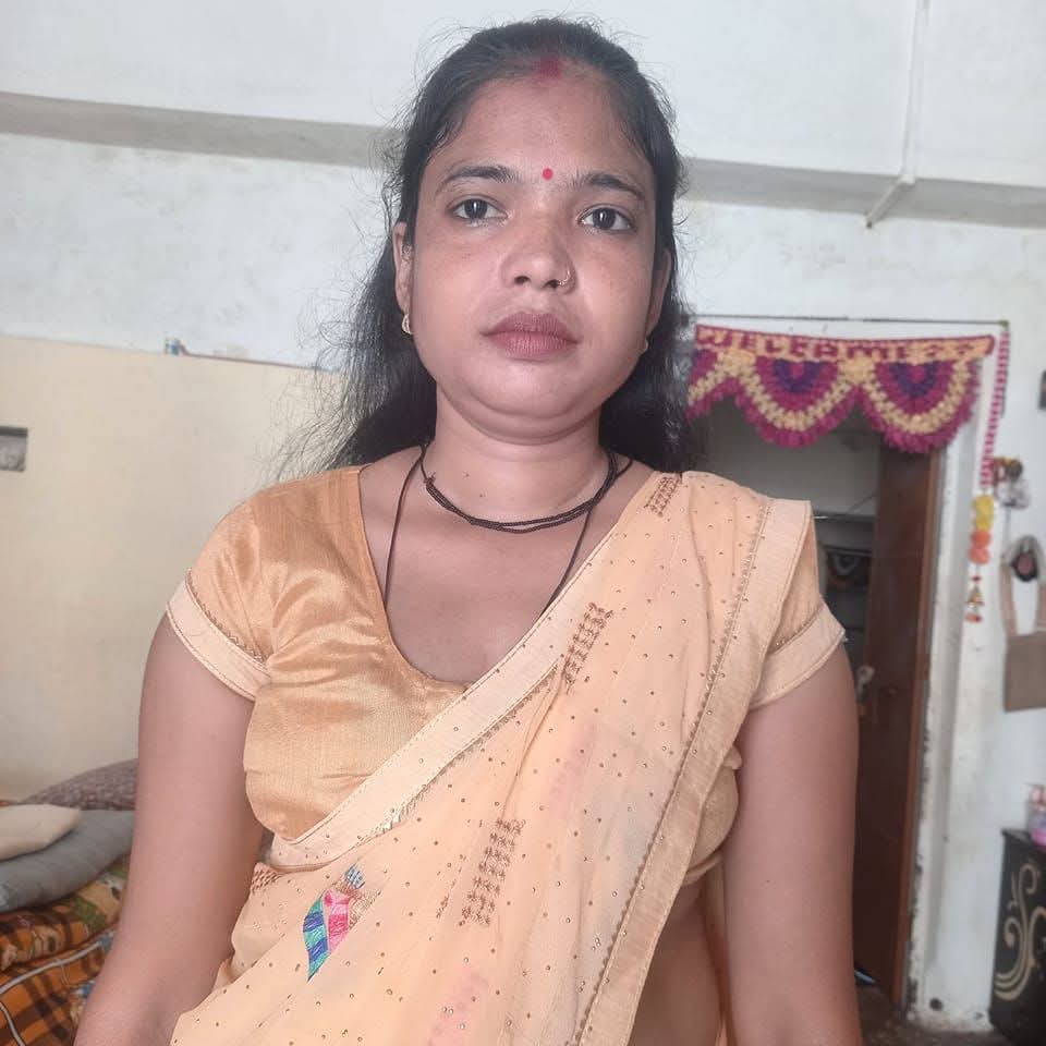 जालौन के उरई में वैवाहिक विवाद से परेशान महिला के घर के बाहर जुटी भीड़ और शोकाकुल परिजन