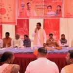 कोंच के इंडस्ट्रियल एरिया में आयोजित 'बजट पर चर्चा' कार्यक्रम में दीप प्रज्वलन करते विधायक मूलचन्द्र निरंजन और उपस्थित भाजपा नेता व किसान