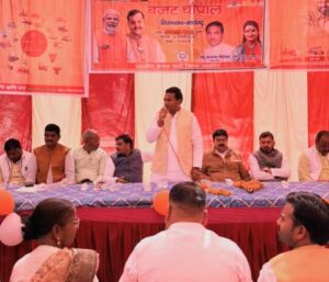 कोंच के इंडस्ट्रियल एरिया में आयोजित 'बजट पर चर्चा' कार्यक्रम में दीप प्रज्वलन करते विधायक मूलचन्द्र निरंजन और उपस्थित भाजपा नेता व किसान