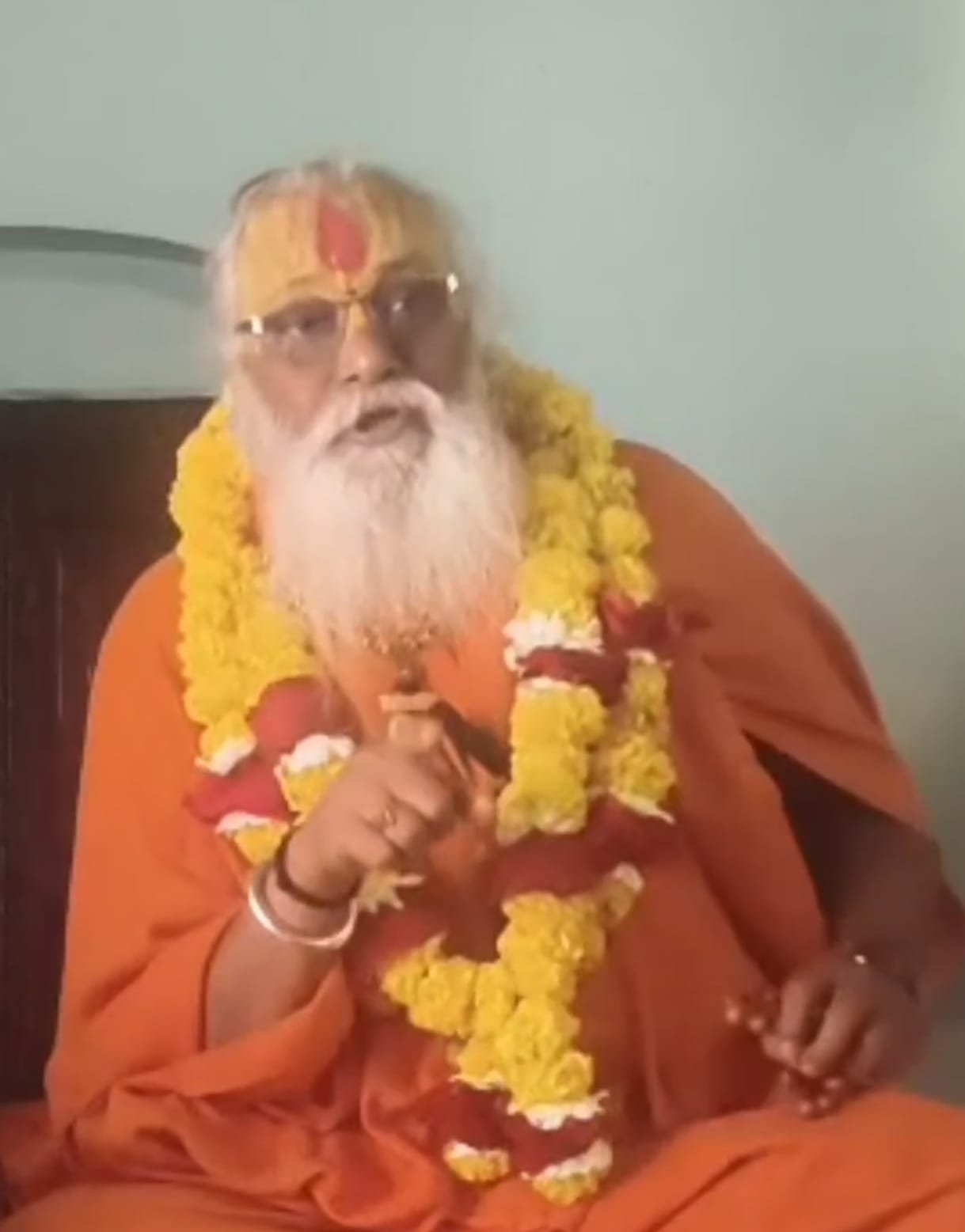 अयोध्या के जगन्नाथ धाम मंदिर के पीठाधीश्वर राघवदास महाराज कोंच में पंडित रमेश चंद्र पटेरिया के आवास पर पत्रकारों को संबोधित करते हुए