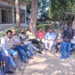 कोंच के सरोजिनी नायडू पार्क में डिस्ट्रिक्ट प्रेस क्लब की मासिक बैठक के दौरान एकजुटता प्रदर्शित करते पत्रकार और पदाधिकारी