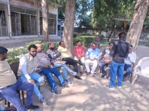 कोंच के सरोजिनी नायडू पार्क में डिस्ट्रिक्ट प्रेस क्लब की मासिक बैठक के दौरान एकजुटता प्रदर्शित करते पत्रकार और पदाधिकारी