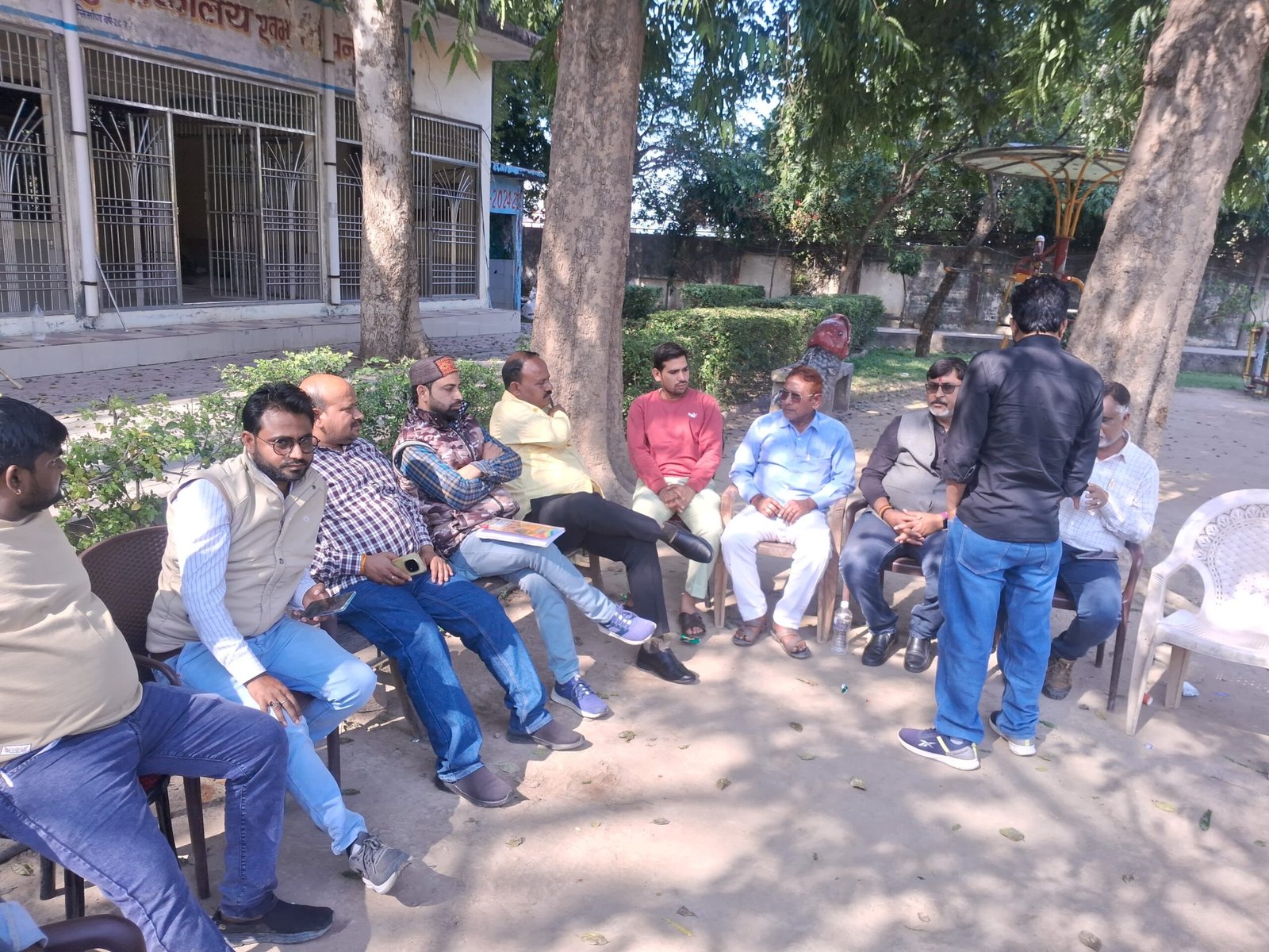 कोंच के सरोजिनी नायडू पार्क में डिस्ट्रिक्ट प्रेस क्लब की मासिक बैठक के दौरान एकजुटता प्रदर्शित करते पत्रकार और पदाधिकारी