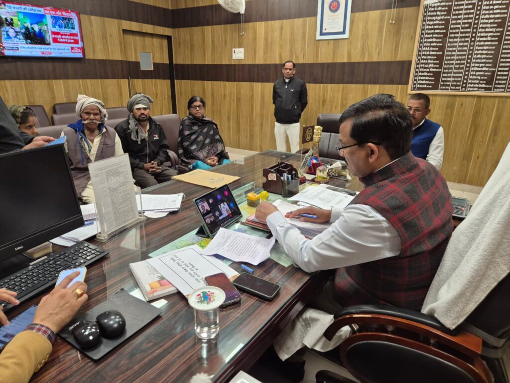 जालौन जिलाधिकारी राजेश कुमार पाण्डेय कलेक्ट्रेट में फरियादियों की समस्याएं सुनते हुए और वर्चुअल माध्यम से अधिकारियों को निर्देश देते हुए
