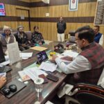 जालौन जिलाधिकारी राजेश कुमार पाण्डेय कलेक्ट्रेट में फरियादियों की समस्याएं सुनते हुए और वर्चुअल माध्यम से अधिकारियों को निर्देश देते हुए