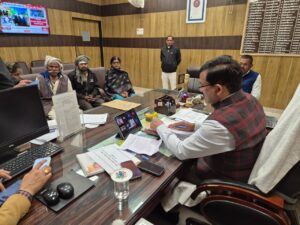 जालौन जिलाधिकारी राजेश कुमार पाण्डेय कलेक्ट्रेट में फरियादियों की समस्याएं सुनते हुए और वर्चुअल माध्यम से अधिकारियों को निर्देश देते हुए