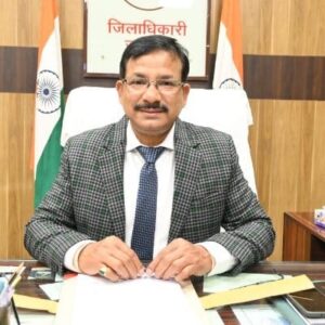 जिलाधिकारी जालौन राजेश कुमार पाण्डेय समीक्षा बैठक के दौरान अधिकारियों को विकास कार्यों और जनशिकायत निस्तारण के निर्देश देते हुए