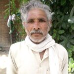 जालौन के चुर्खी मार्ग पर सड़क हादसे के बाद क्षतिग्रस्त बाइक और घटनास्थल पर जाँच करती पुलिस