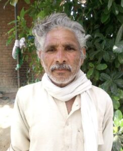 जालौन के चुर्खी मार्ग पर सड़क हादसे के बाद क्षतिग्रस्त बाइक और घटनास्थल पर जाँच करती पुलिस