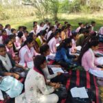 मथुरा प्रसाद महाविद्यालय कोंच में एनएसएस (NSS) के एक दिवसीय शिविर के दौरान परिसर में झाड़ू लगाकर सफाई करते स्वयंसेवक और संबोधन देते प्राचार्य डॉ. विजय विक्रम सिंह।