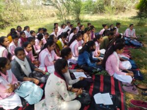 मथुरा प्रसाद महाविद्यालय कोंच में एनएसएस (NSS) के एक दिवसीय शिविर के दौरान परिसर में झाड़ू लगाकर सफाई करते स्वयंसेवक और संबोधन देते प्राचार्य डॉ. विजय विक्रम सिंह।