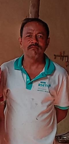 जालौन के लौना गांव में खेत में बेहोश मिले किसान की इलाज के दौरान मौत, शोकाकुल परिजन और घटनास्थल की सांकेतिक तस्वीर