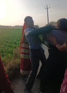 जालौन के गोहन थाना क्षेत्र में मां-बेटी के साथ हुई मारपीट और छेड़छाड़ के बाद गांव में उमड़ी भीड़ और पुलिस जांच का सांकेतिक चित्र