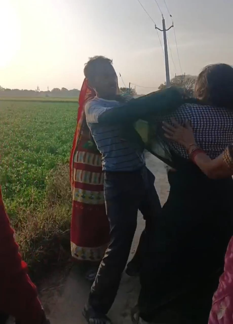 जालौन के गोहन थाना क्षेत्र में मां-बेटी के साथ हुई मारपीट और छेड़छाड़ के बाद गांव में उमड़ी भीड़ और पुलिस जांच का सांकेतिक चित्र