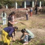 कोंच के अशोक शुक्ला महिला पीजी कॉलेज में NSS शिविर के दौरान छात्राओं को जल और वन संरक्षण की शपथ दिलाते प्राचार्य और शिक्षक