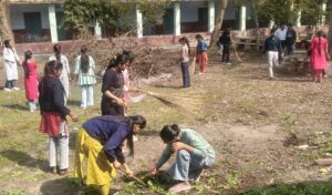 कोंच के अशोक शुक्ला महिला पीजी कॉलेज में NSS शिविर के दौरान छात्राओं को जल और वन संरक्षण की शपथ दिलाते प्राचार्य और शिक्षक