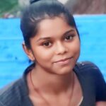 जालौन के मानपुरा गांव में घटना स्थल के बाहर जुटी भीड़ और जांच करती हुई पुलिस टीम व फॉरेंसिक एक्सपर्ट्स