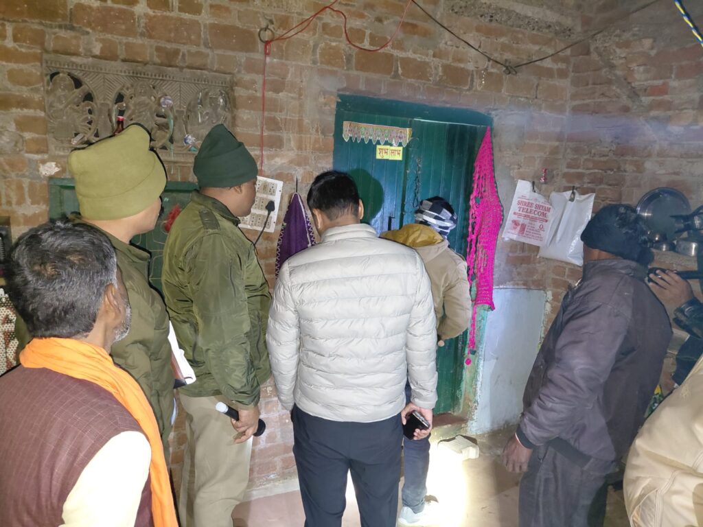 जालौन: संदिग्ध परिस्थितियों में 16 वर्षीय किशोरी ने की आत्महत्या, कमरे से बरामद 'अनजान' मोबाइल ने उलझाई मौत की गुत्थी news image जालौन: संदिग्ध परिस्थितियों में 16 वर्षीय किशोरी ने की आत्महत्या, कमरे से बरामद 'अनजान' मोबाइल ने उलझाई मौत की गुत्थी news image