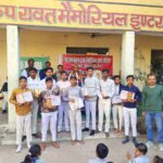 कोंच के रामस्वरूप इंटर कॉलेज में वार्षिक खेलकूद प्रतियोगिता के विजेताओं को शील्ड और प्रशस्ति पत्र देकर सम्मानित करते मुख्य अतिथि डॉ. आलोक निरंजन और अन्य विशिष्ट जन