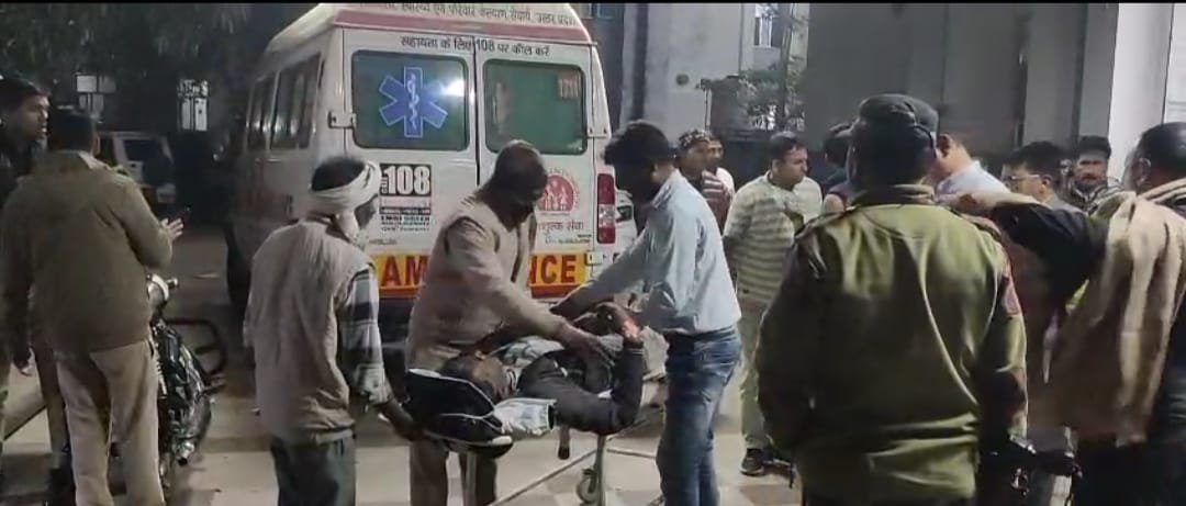 जालौन के पजौनिया गांव में पुरानी रंजिश के चलते घायल रिटायर्ड फौजी को उपचार के लिए ले जाते परिजन और तैनात पुलिस बल