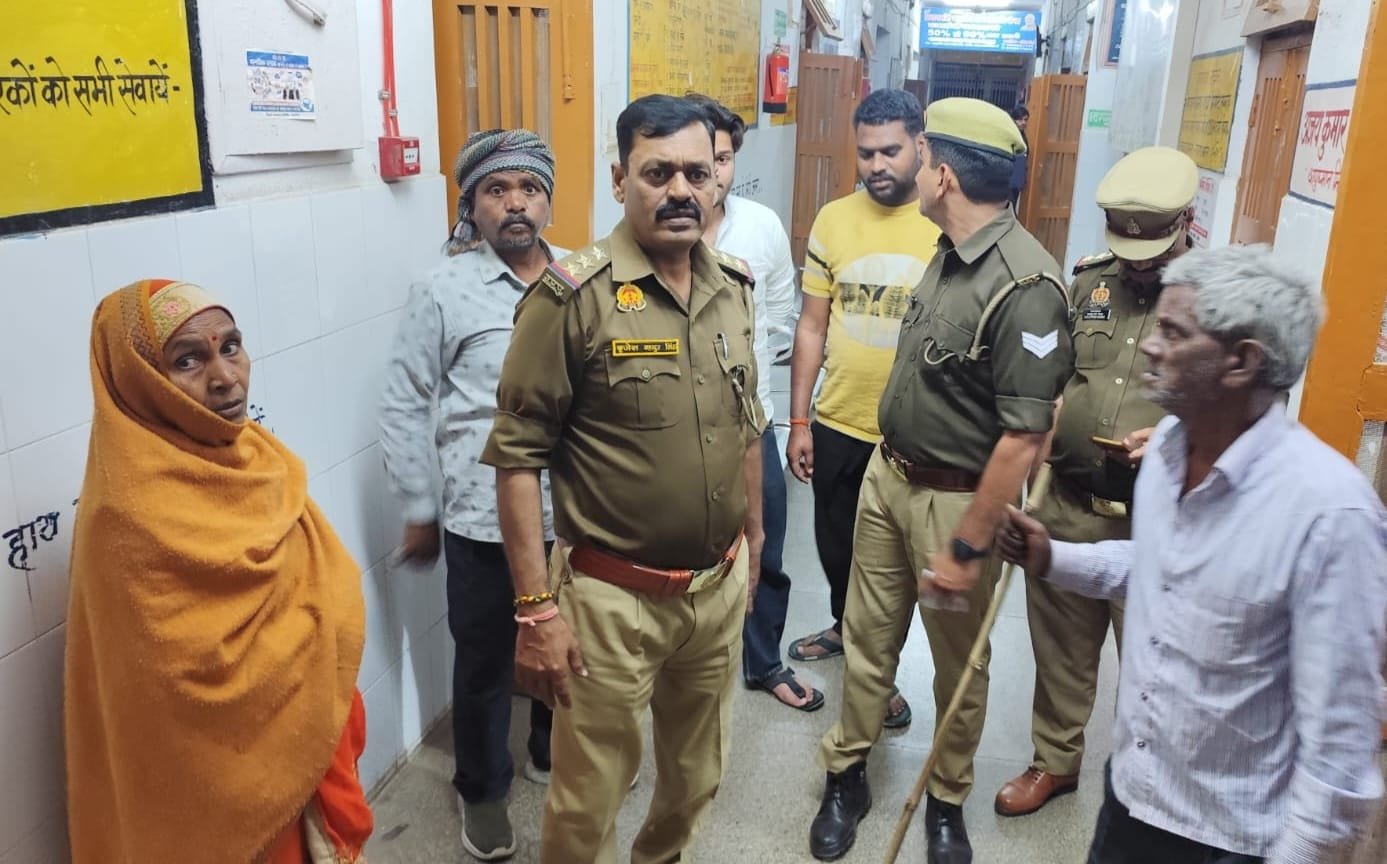 स्थानीय लोगों ने तत्काल तत्परता दिखाते हुए घायल ठेकेदार को एम्बुलेंस व अन्य साधनों की मदद से सामुदायिक स्वास्थ्य केंद्र (CHC) कोंच पहुंचाया
