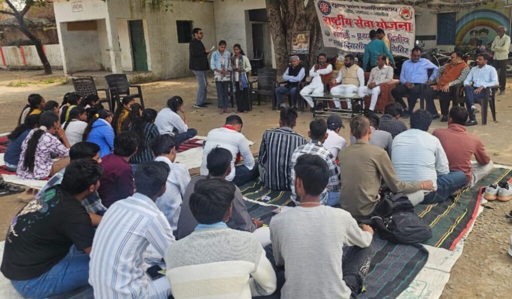 ​कोंच के ग्राम लौना में सूरज ज्ञान महाविद्यालय की एनएसएस इकाई के सात दिवसीय शिविर का शुभारंभ करते मुख्य अतिथि अनिल कुदारी, ग्राम प्रधान प्रेम प्रकाश निरंजन और महाविद्यालय के पदाधिकारी