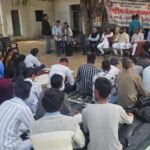 ​कोंच के ग्राम लौना में सूरज ज्ञान महाविद्यालय की एनएसएस इकाई के सात दिवसीय शिविर का शुभारंभ करते मुख्य अतिथि अनिल कुदारी, ग्राम प्रधान प्रेम प्रकाश निरंजन और महाविद्यालय के पदाधिकारी