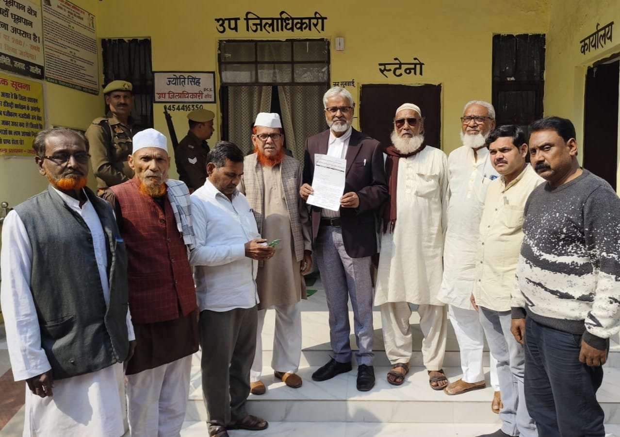 ​तंजीम गुलामाने मुस्तफ़ा सोसायटी के पदाधिकारी कोंच तहसील में एसडीएम ज्योति सिंह को मुख्यमंत्री के नाम ज्ञापन सौंपते हुए