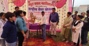 ​जालौन के कोंच में मथुरा प्रसाद महाविद्यालय की एनएसएस इकाई के सात दिवसीय विशेष शिविर का काली माता मंदिर परिसर में दीप प्रज्वलन कर शुभारंभ करते अतिथि और प्राध्यापक