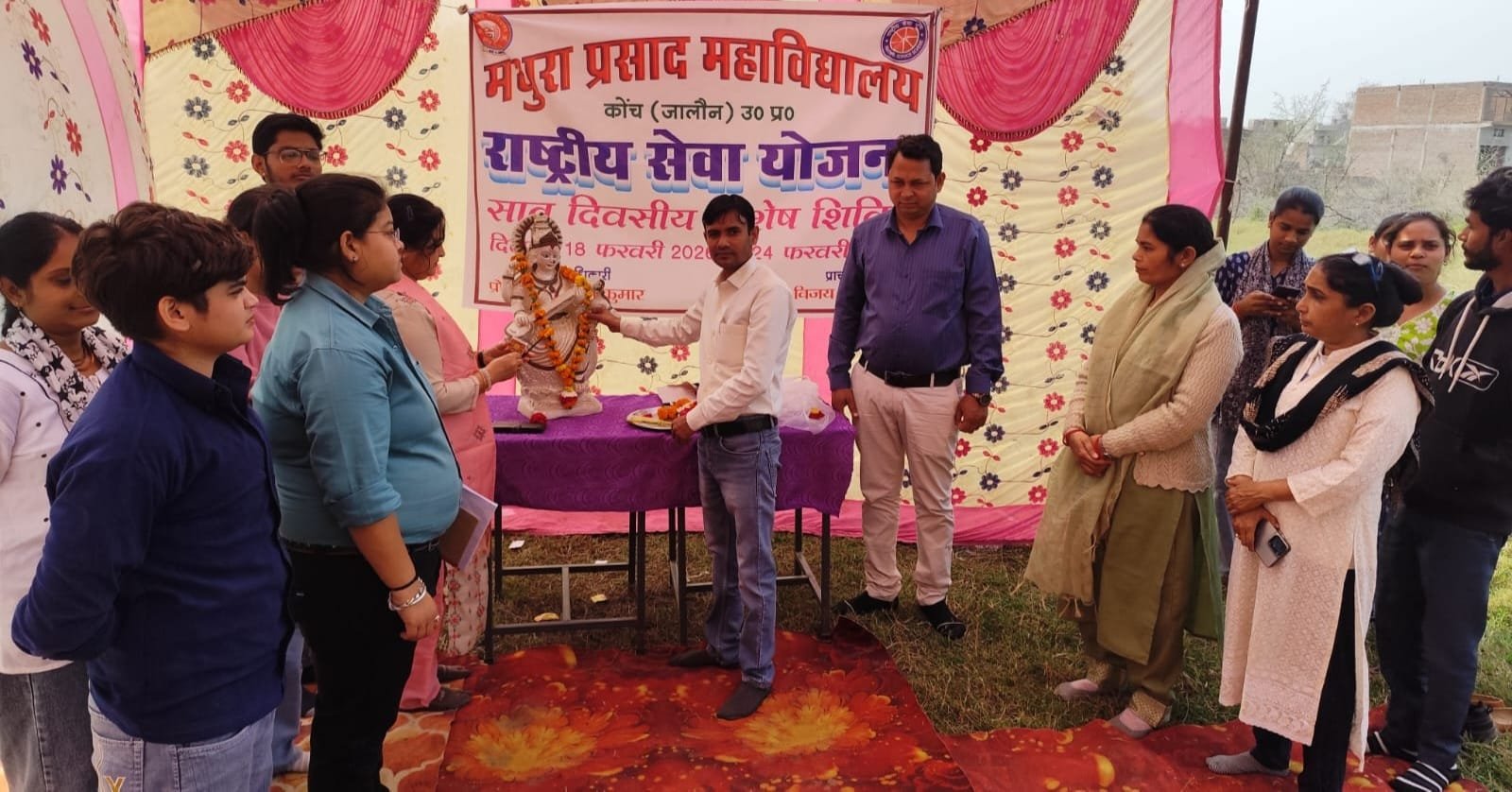 ​जालौन के कोंच में मथुरा प्रसाद महाविद्यालय की एनएसएस इकाई के सात दिवसीय विशेष शिविर का काली माता मंदिर परिसर में दीप प्रज्वलन कर शुभारंभ करते अतिथि और प्राध्यापक