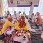 ​जालौन के कोंच में प्राचीन गणेश मंदिर गढ़ी पर वैदिक मंत्रोच्चार के बीच महंती गद्दी ग्रहण करते पं. संदीप शाण्डिल्य और आशीर्वाद देते महामंडलेश्वर एवं साधु-संत