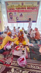 ​जालौन के कोंच में प्राचीन गणेश मंदिर गढ़ी पर वैदिक मंत्रोच्चार के बीच महंती गद्दी ग्रहण करते पं. संदीप शाण्डिल्य और आशीर्वाद देते महामंडलेश्वर एवं साधु-संत