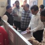 जालौन के जिलाधिकारी राजेश कुमार पांडेय कोंच नगर पालिका और ब्लॉक कार्यालय का वार्षिक निरीक्षण करते हुए अधिकारियों को निर्देश दे रहे हैं